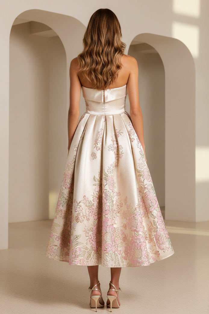 Vestido midi acampanado sin tirantes de jacquard metálico