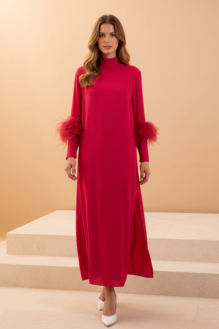 Vestido midi de cuello alto con mangas adornadas con plumas