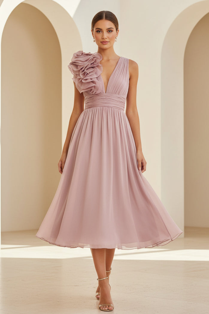 Vestido midi plisado con escote en V y hombros con volantes