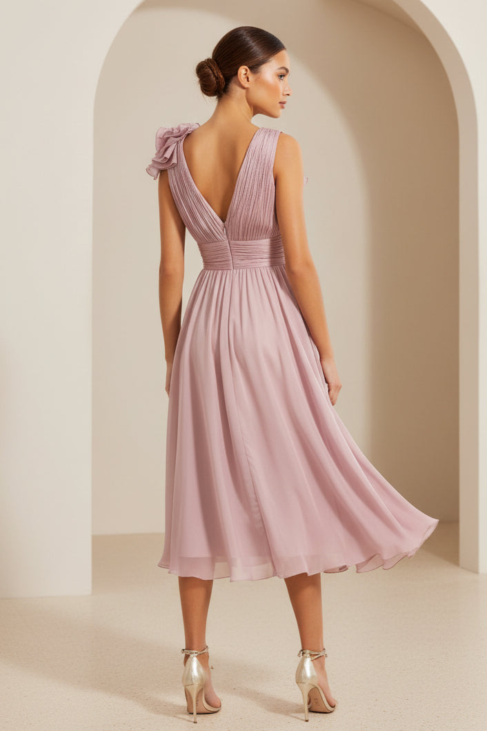 Vestido midi plisado con escote en V y hombros con volantes