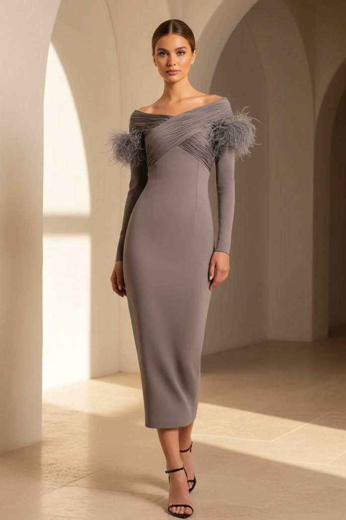 Vestido Midi con Plumas y Hombros Descubiertos
