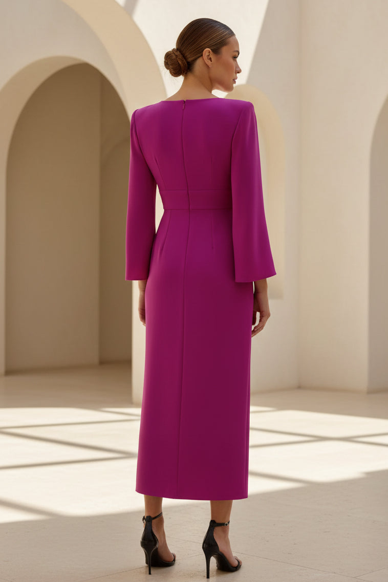 Vestido midi con abertura en la espalda y mangas acampanadas.