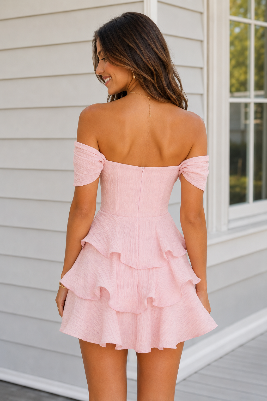 Minivestido con volantes escalonados y hombros descubiertos