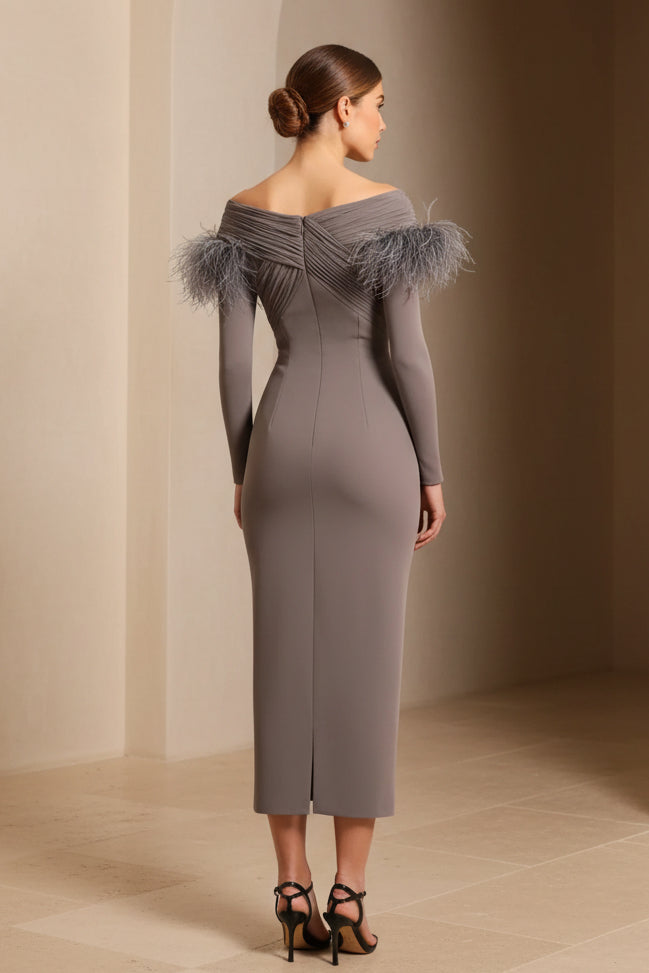 Vestido Midi con Plumas y Hombros Descubiertos