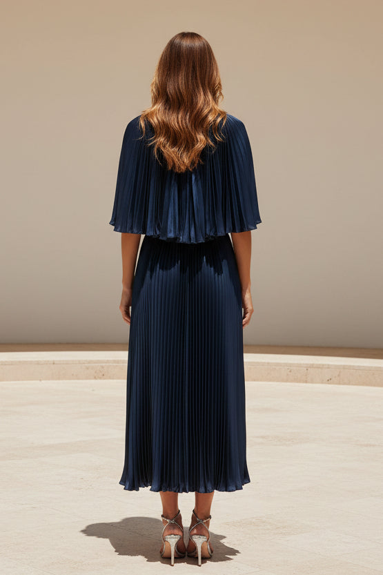 Vestido midi de corte A con capa plisada