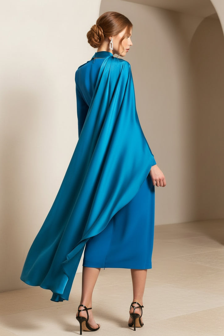 Vestido midi de cuello alto con capa asimétrica