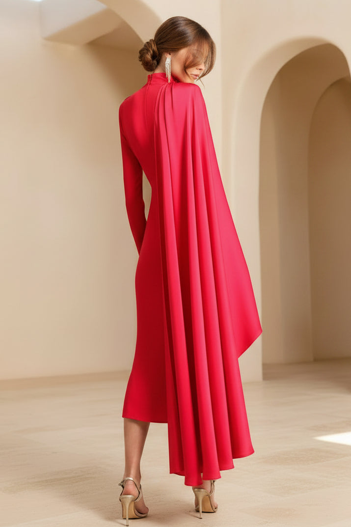 Vestido midi de cuello alto con capa asimétrica