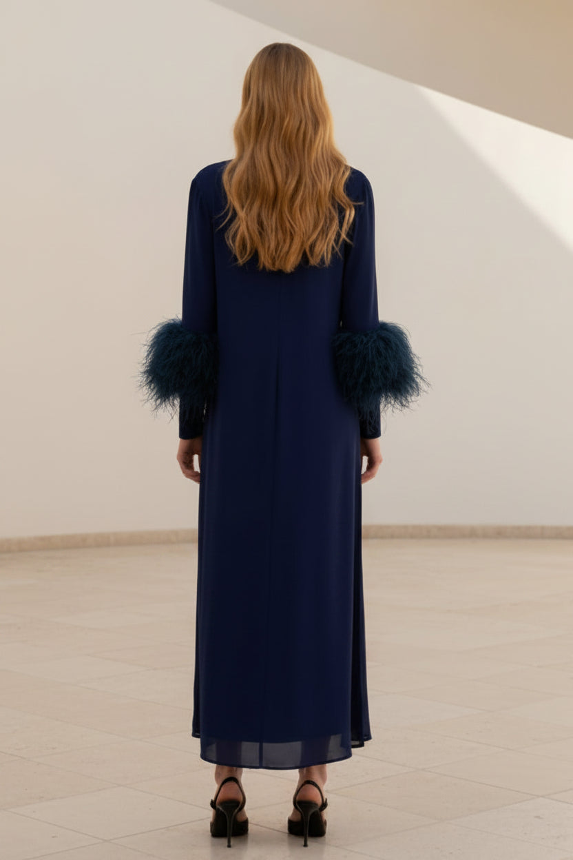 Vestido midi de cuello alto con mangas adornadas con plumas