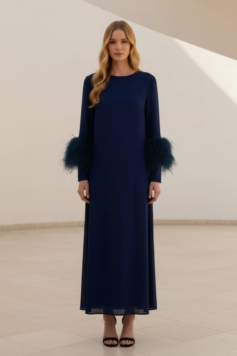Vestido midi de cuello alto con mangas adornadas con plumas