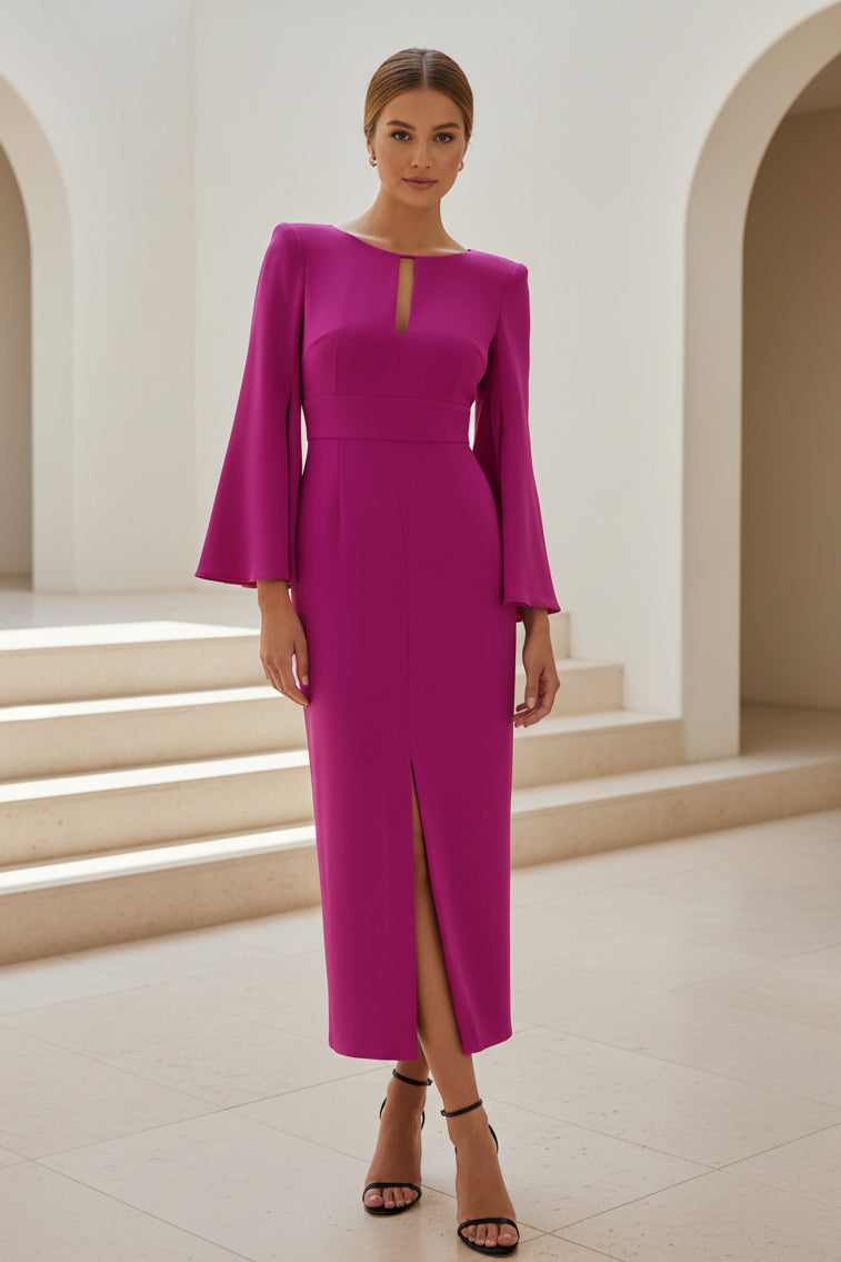 Vestido midi con abertura en la espalda y mangas acampanadas.