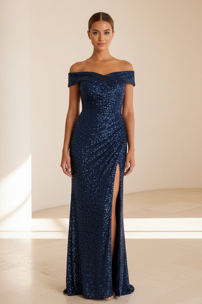 Vestido de noche con hombros descubiertos, fruncidos y lentejuelas