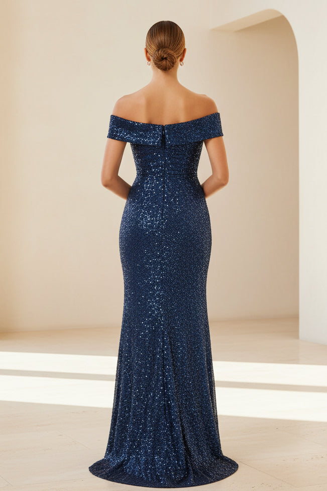 Vestido de noche con hombros descubiertos, fruncidos y lentejuelas