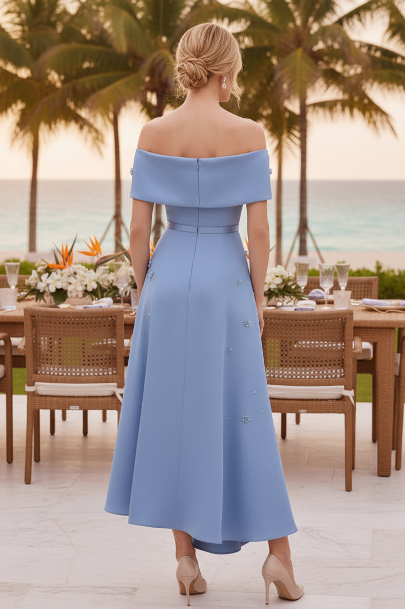 Vestido asimétrico con hombros descubiertos y adornos de perlas