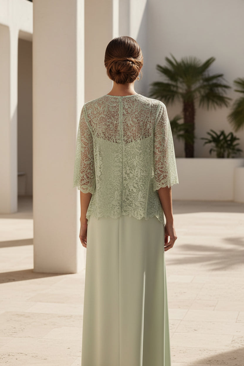 Vestido de noche de satén con superposición de encaje