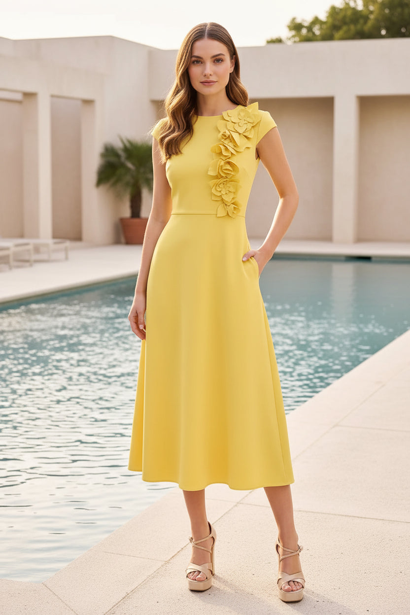 Vestido midi acampanado con apliques florales