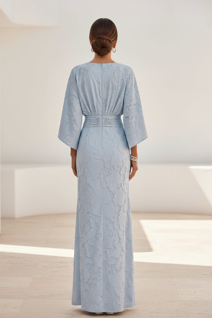Vestido de noche largo texturizado con escote de barco