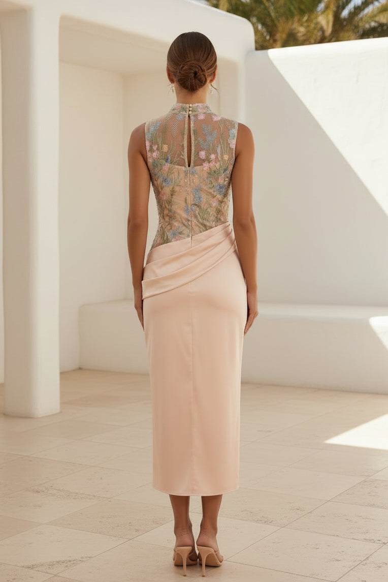 Vestido midi de satén de cuello alto bordado