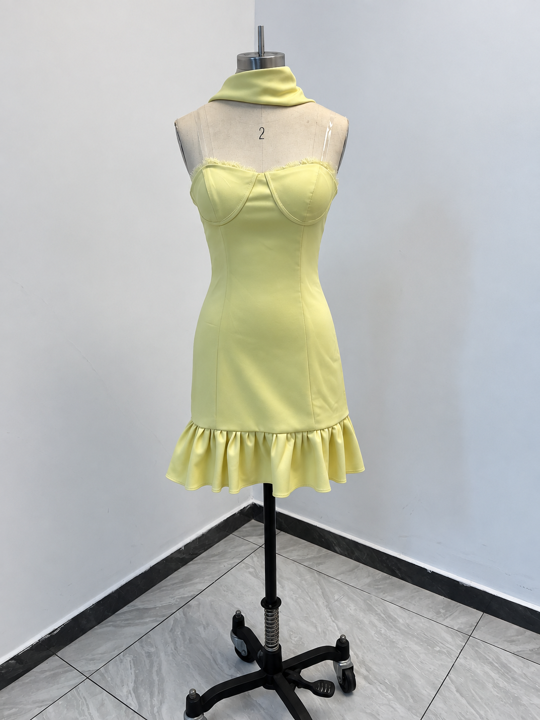 Minivestido con escote corazón sin tirantes y volantes con pañuelo