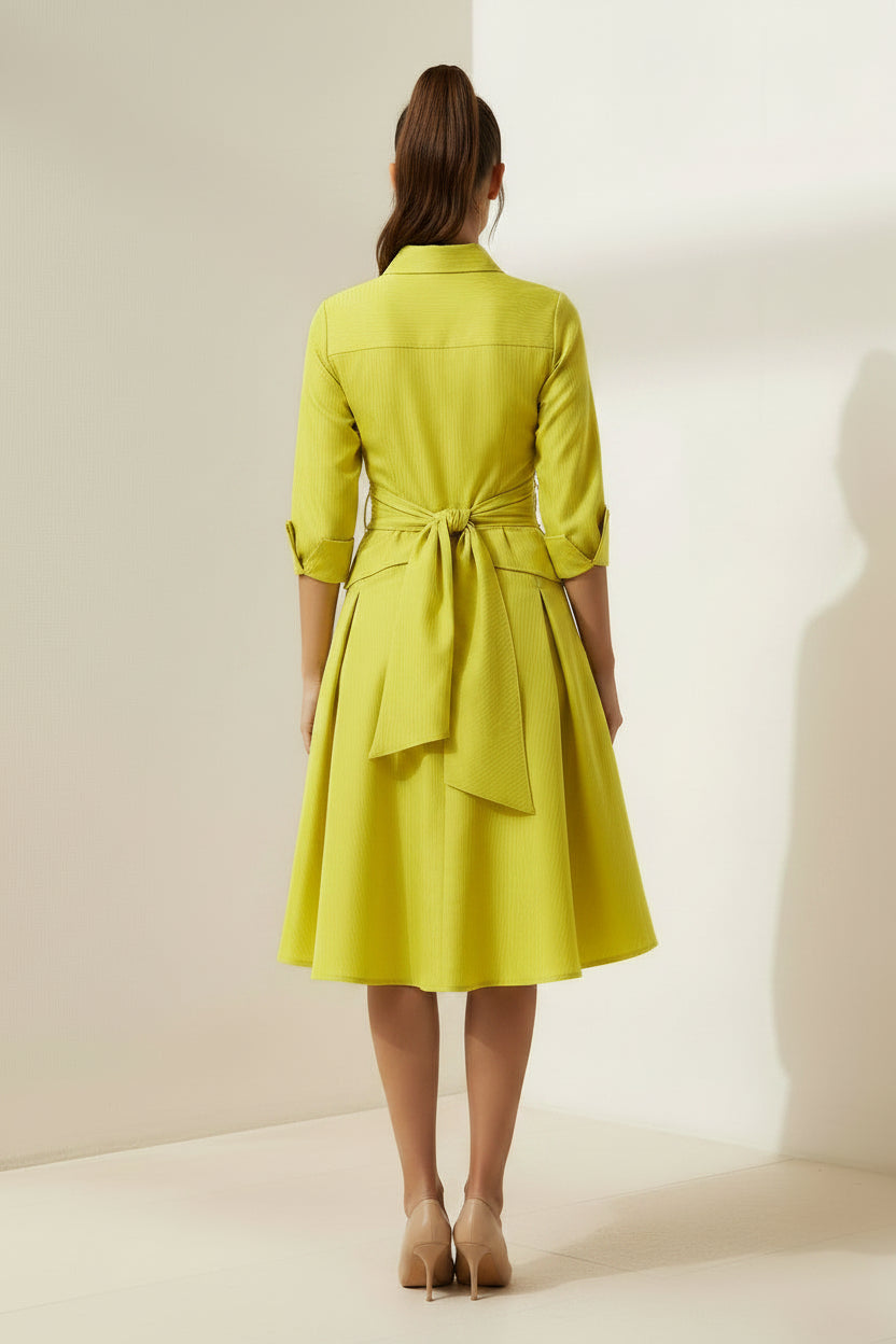 Vestido camisero con lazo en la cintura y falda acampanada