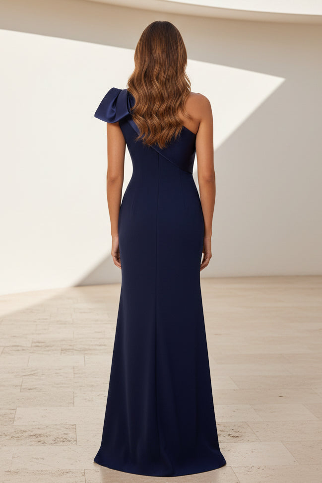Vestido de noche de crepé con lazo en un hombro