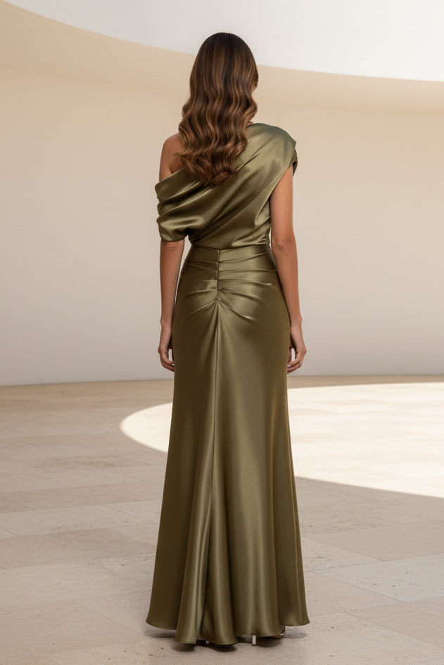 Vestido de noche de satén drapeado con un solo hombro