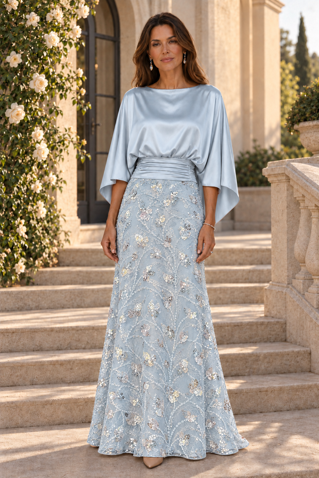 Vestido de raso con cuerpo tipo capelina y falda de lentejuelas