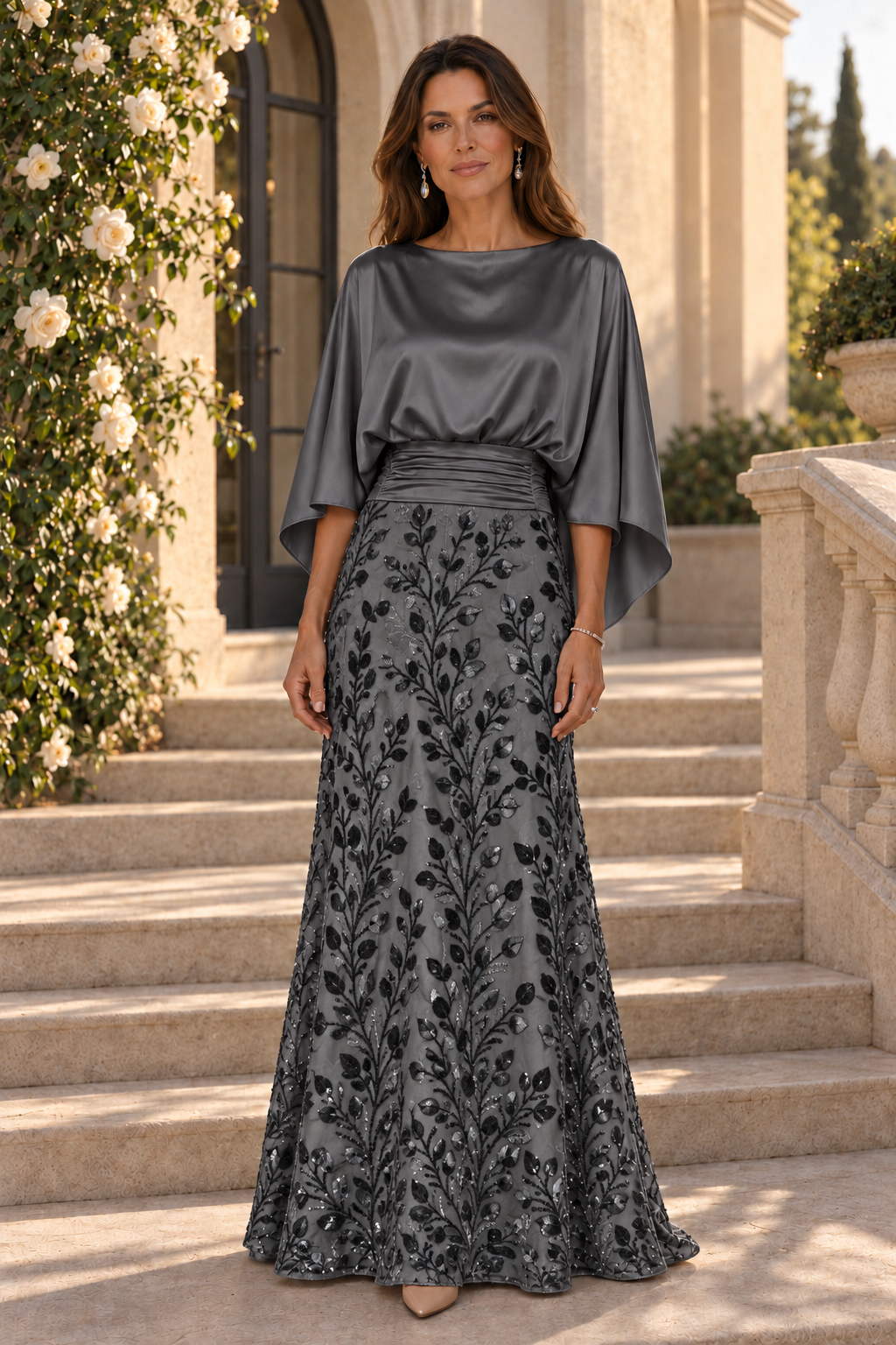 Vestido de raso con cuerpo tipo capelina y falda de lentejuelas