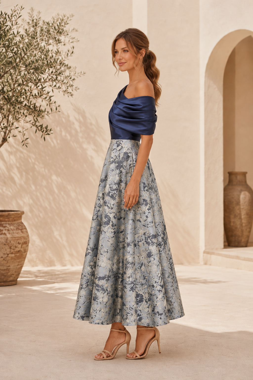 Vestido con top de satén de un hombro y falda de jacquard metalizado