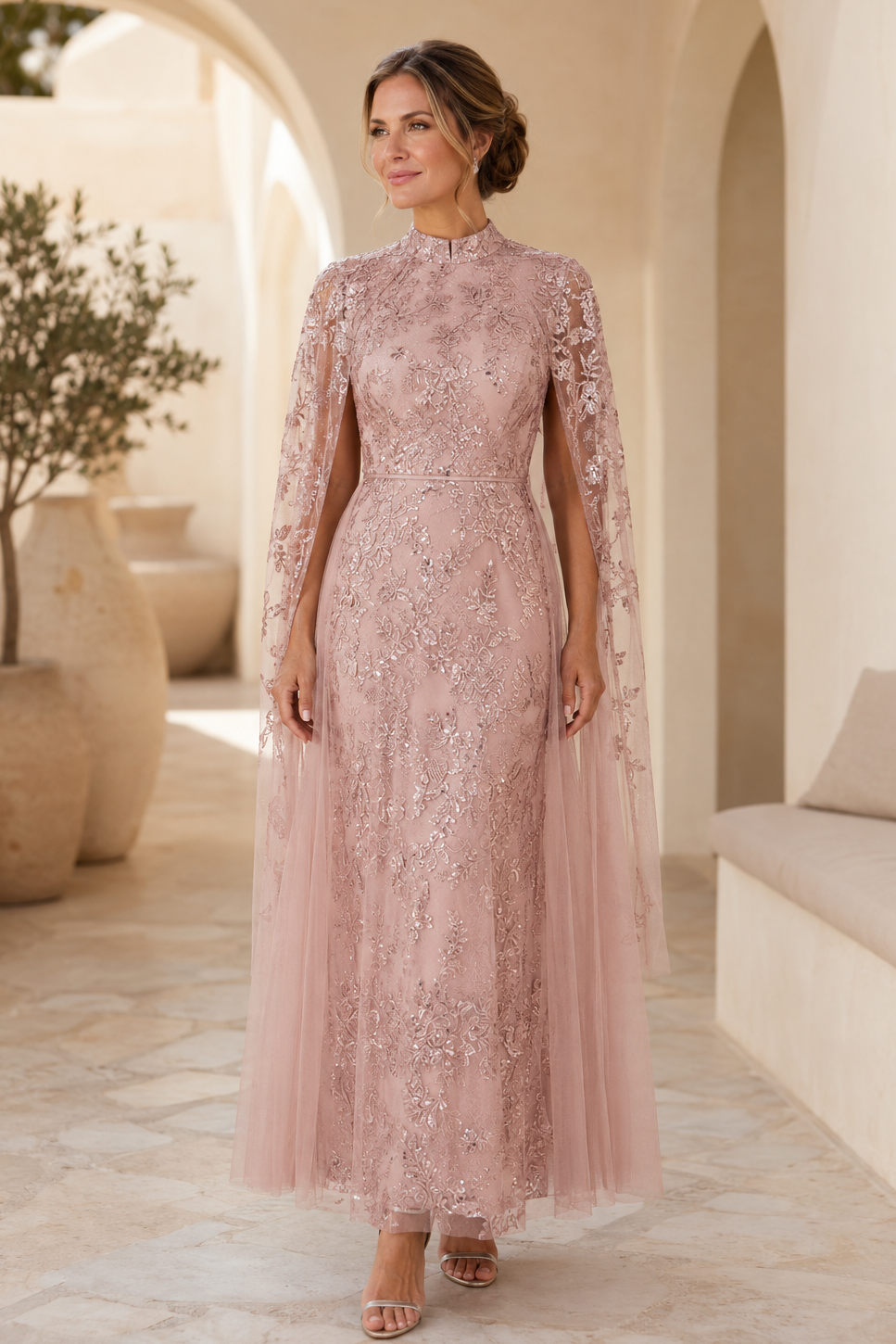 Vestido de noche largo de columna de encaje con cuello alto y capa