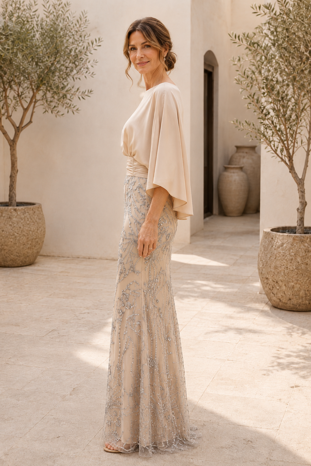 Vestido de cuello barco con mangas de capa y falda de lentejuelas