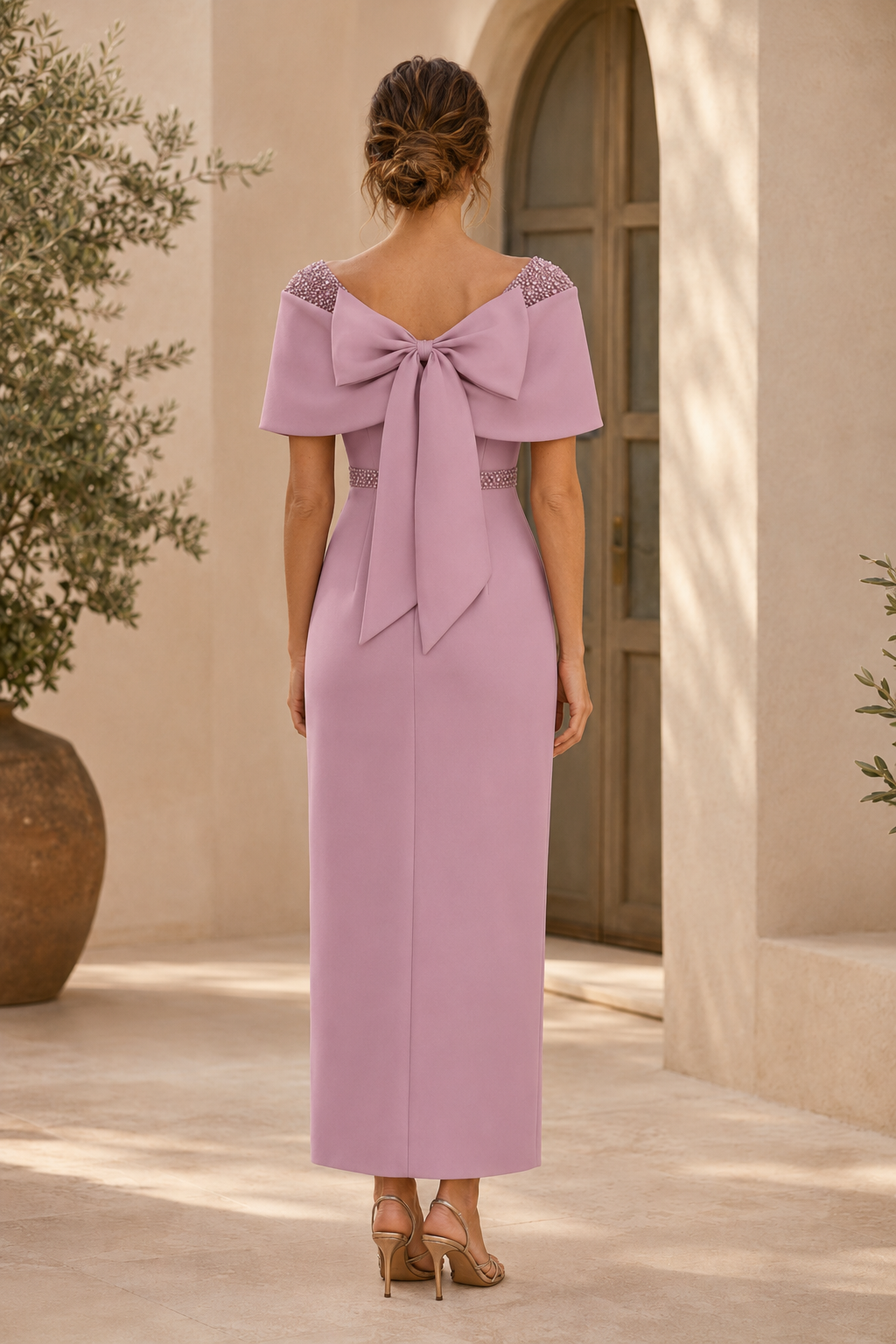 Vestido columna con espalda de lazo y cintura de cuentas