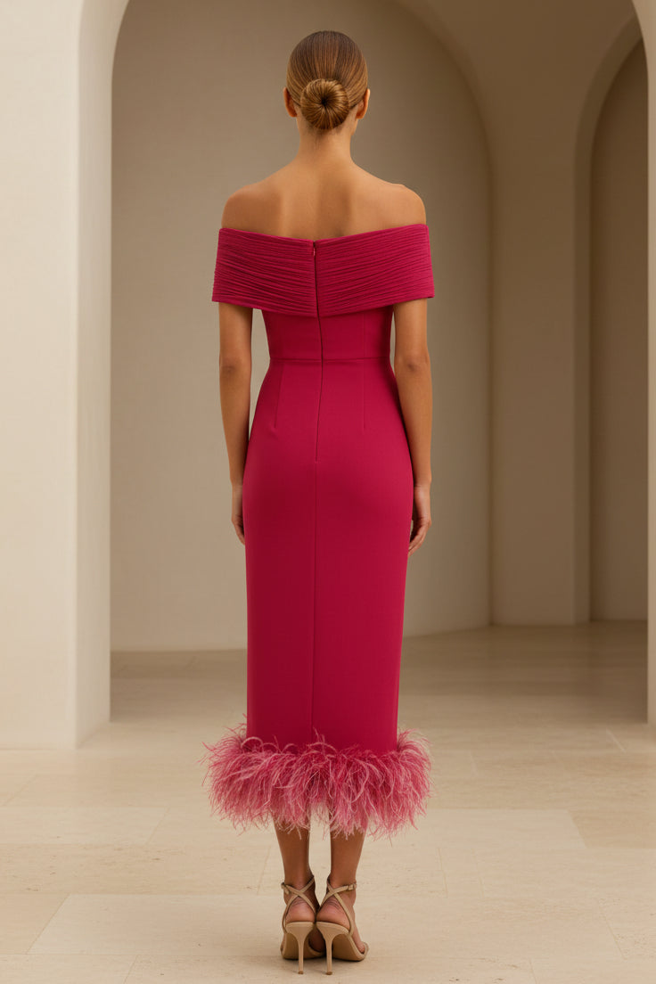 Vestido midi plisado con hombros descubiertos y bajo de plumas