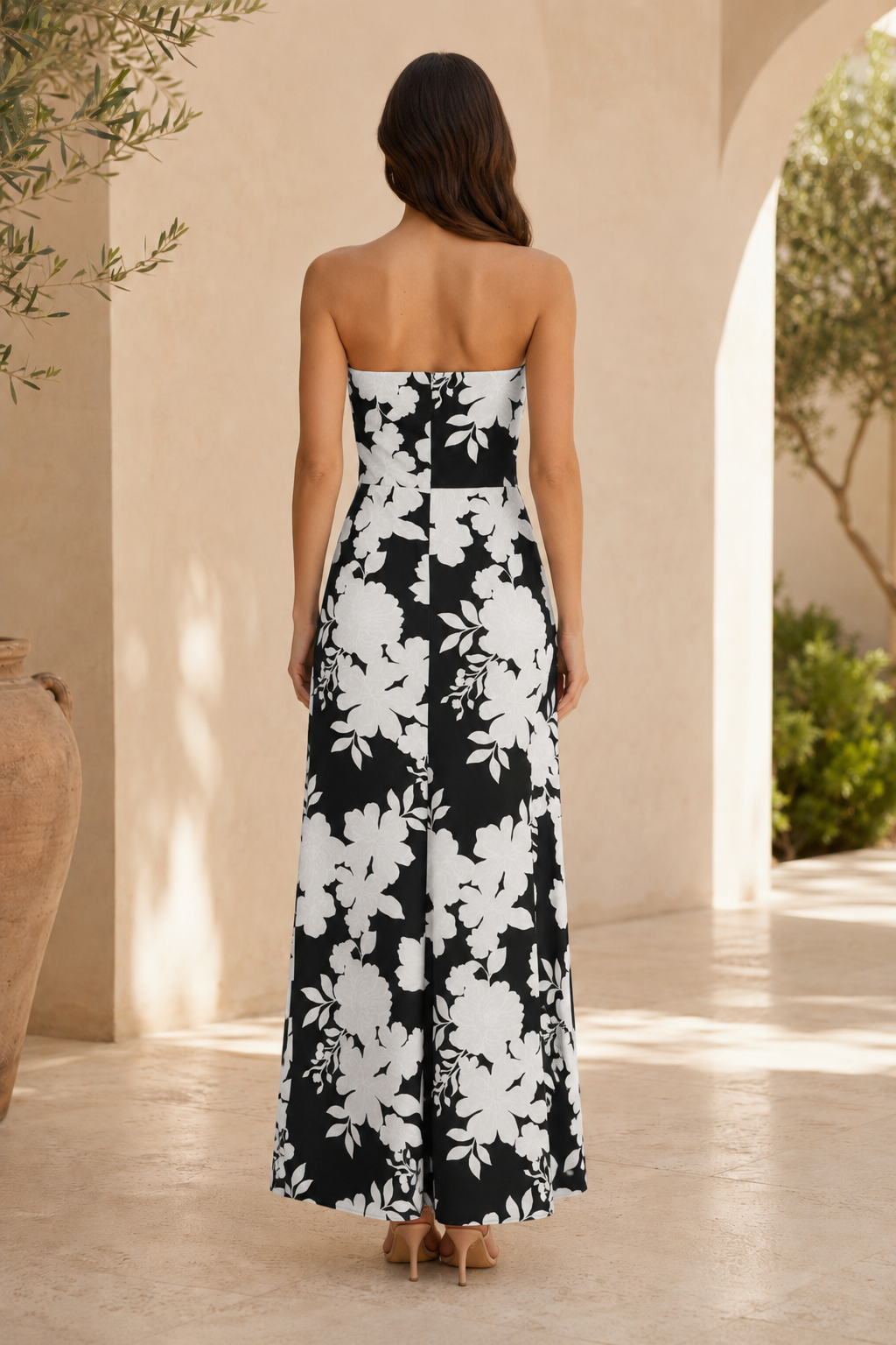 Vestido largo sin tirantes con estampado floral y volantes