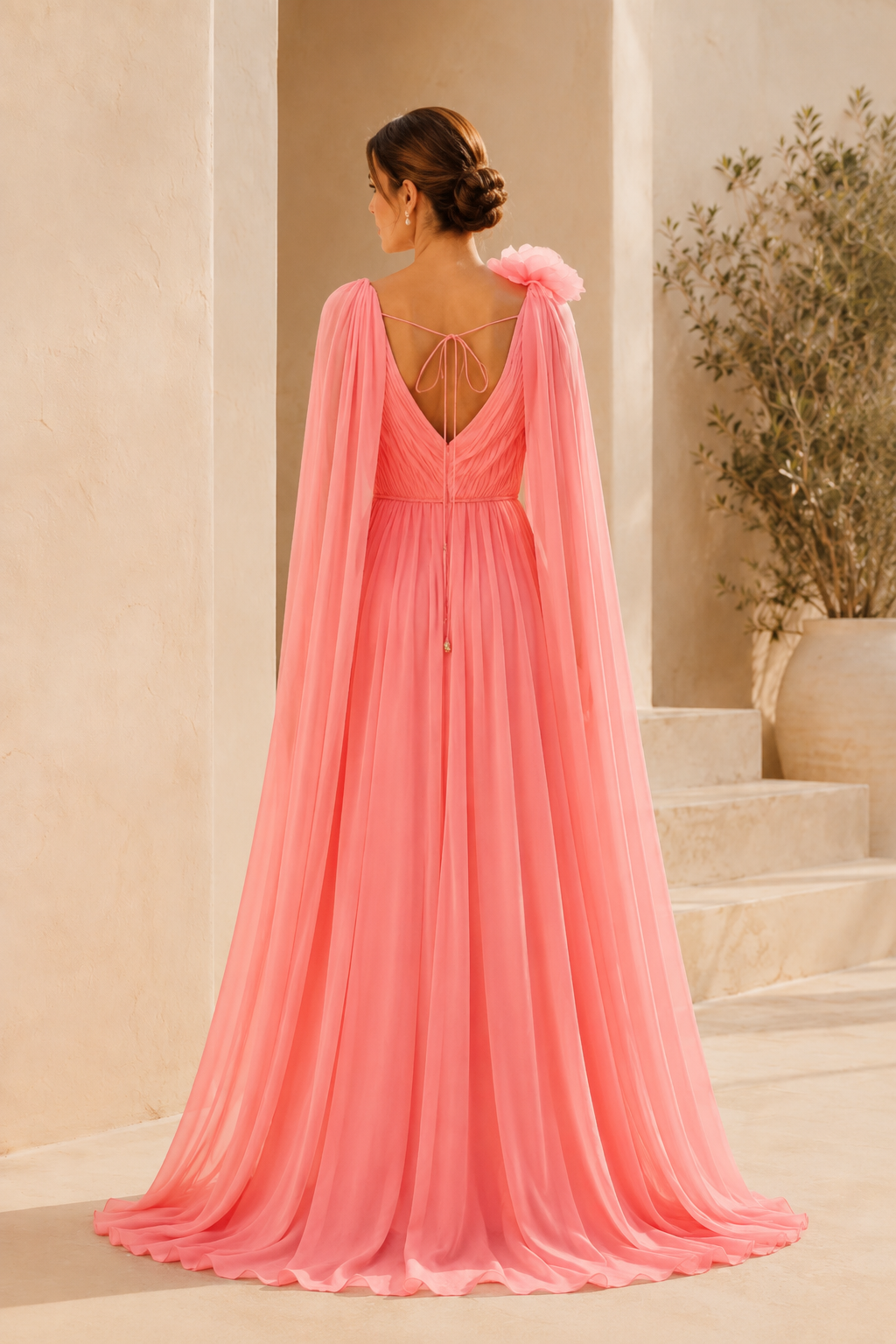 Vestido de gasa con mangas de capa y detalles de flores 3D