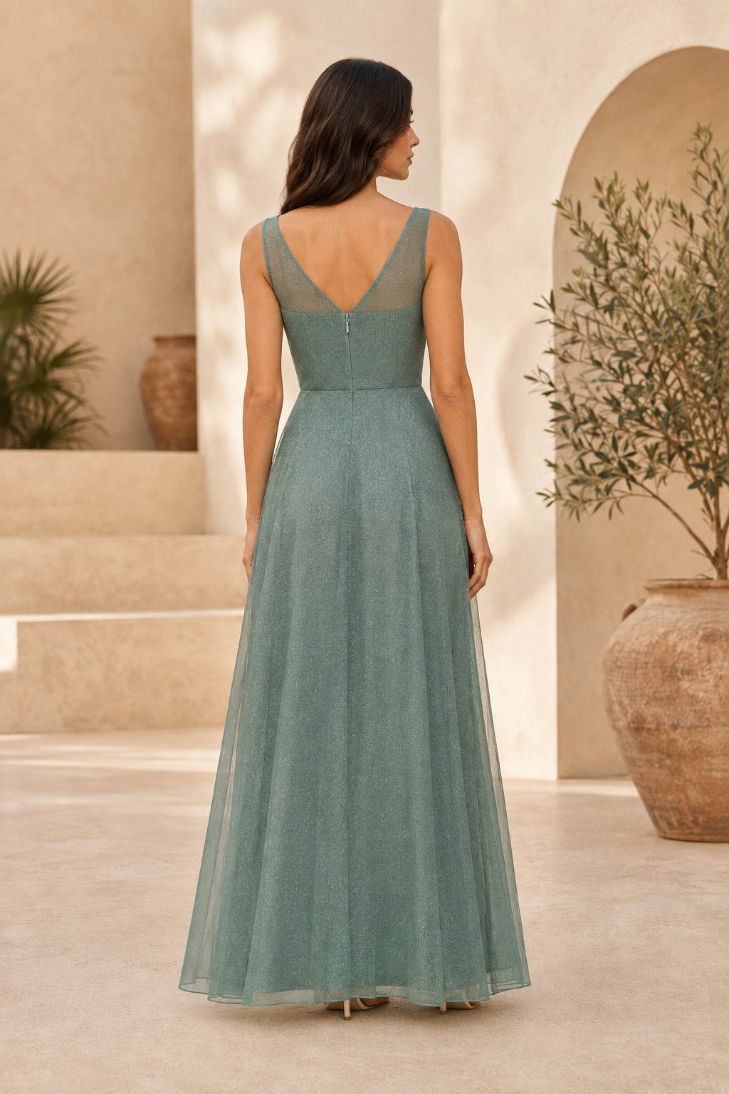 Vestido de gala de corte A con escote ilusión y abertura alta
