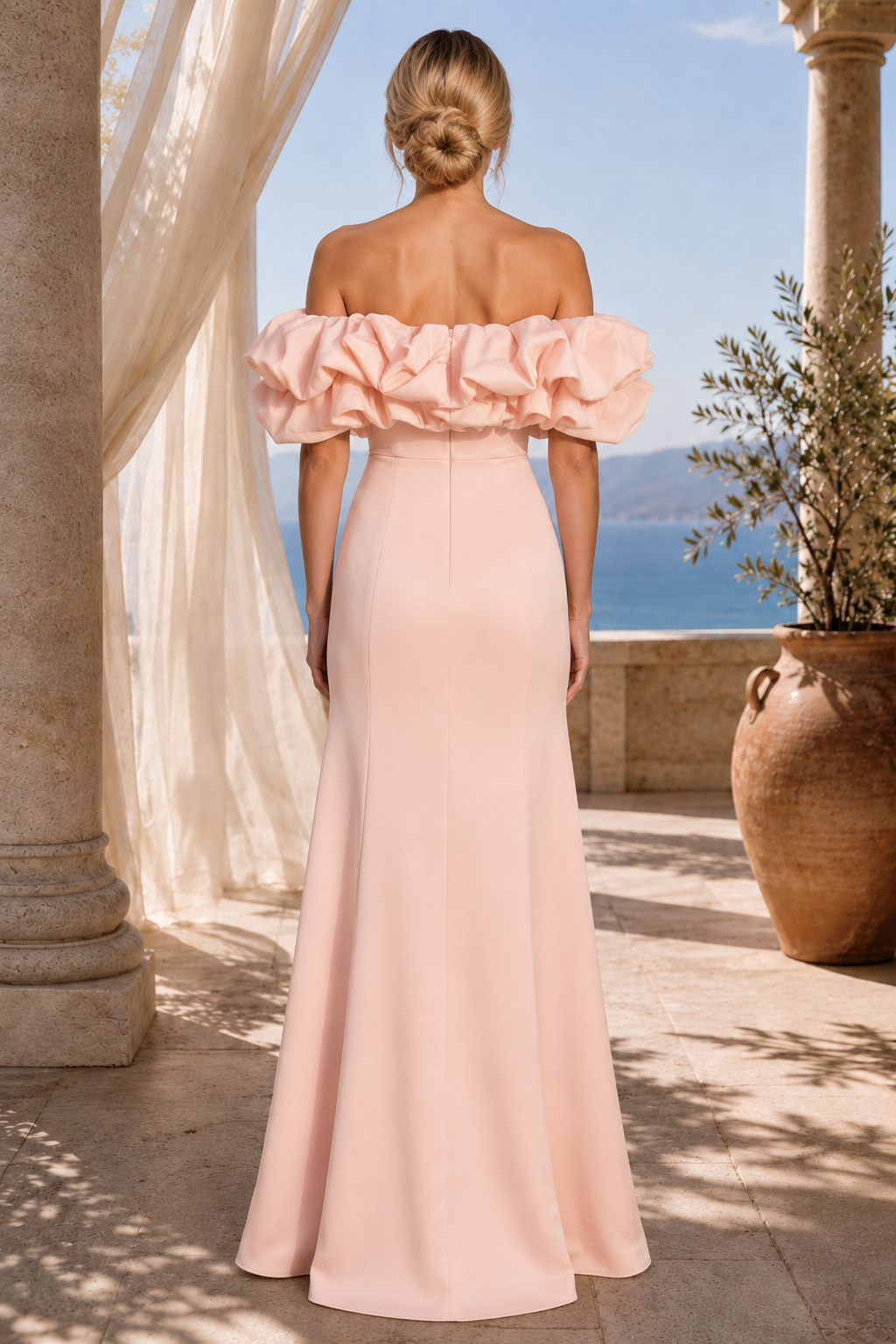 Vestido de noche con hombros descubiertos, volantes y corte sirena