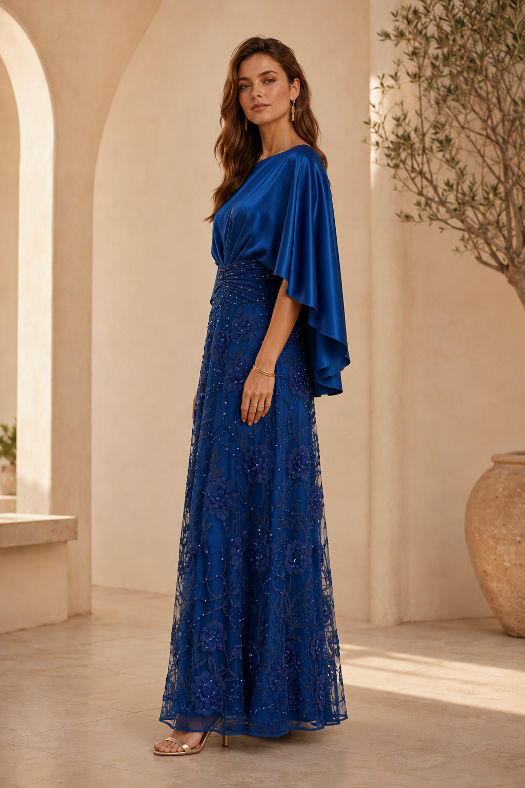 Vestido de Noche con Cuerpo de Capa de Satén y Bordados Florales