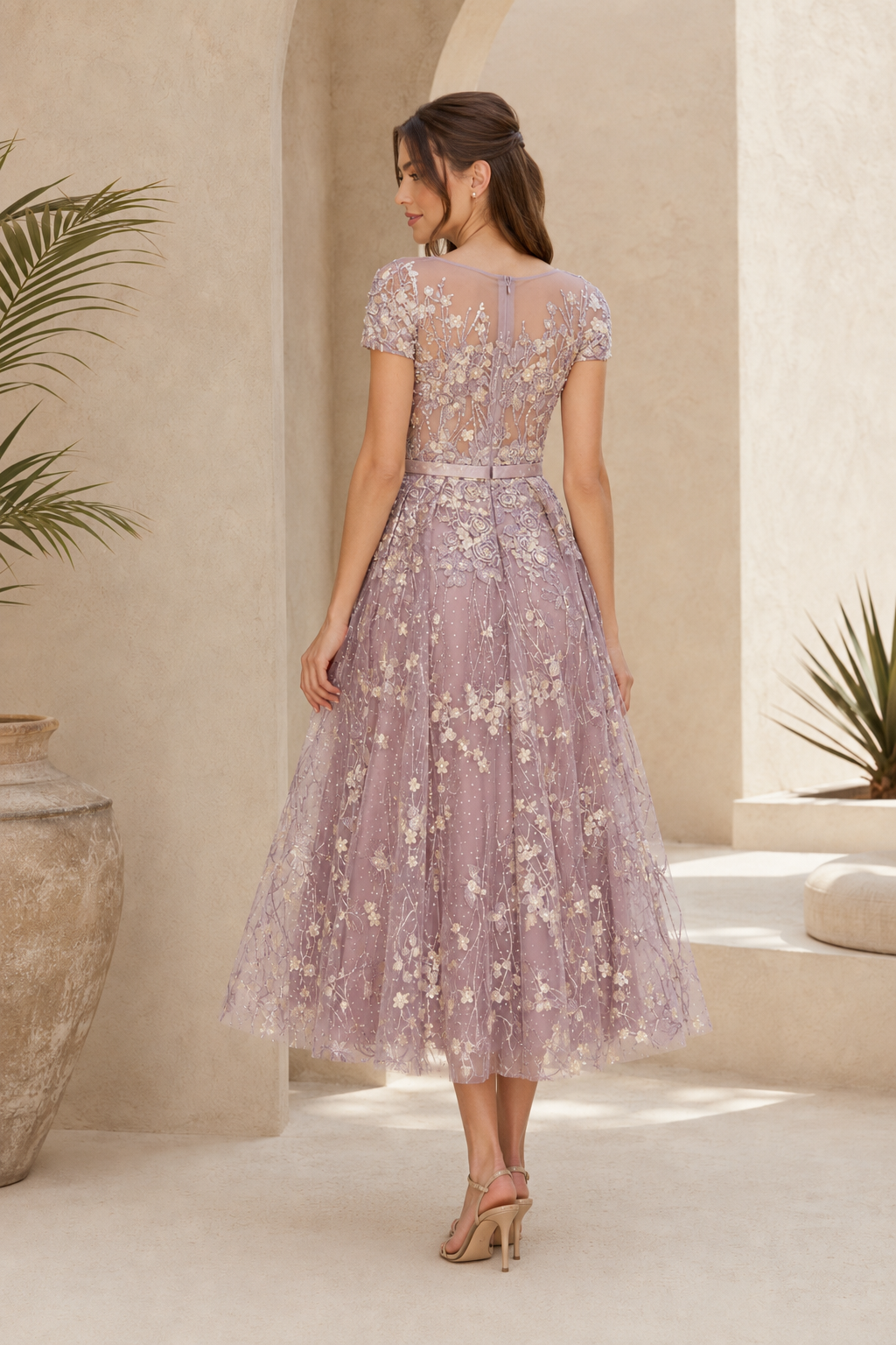 Vestido de línea A a media pierna con bordado floral y escote ilusión