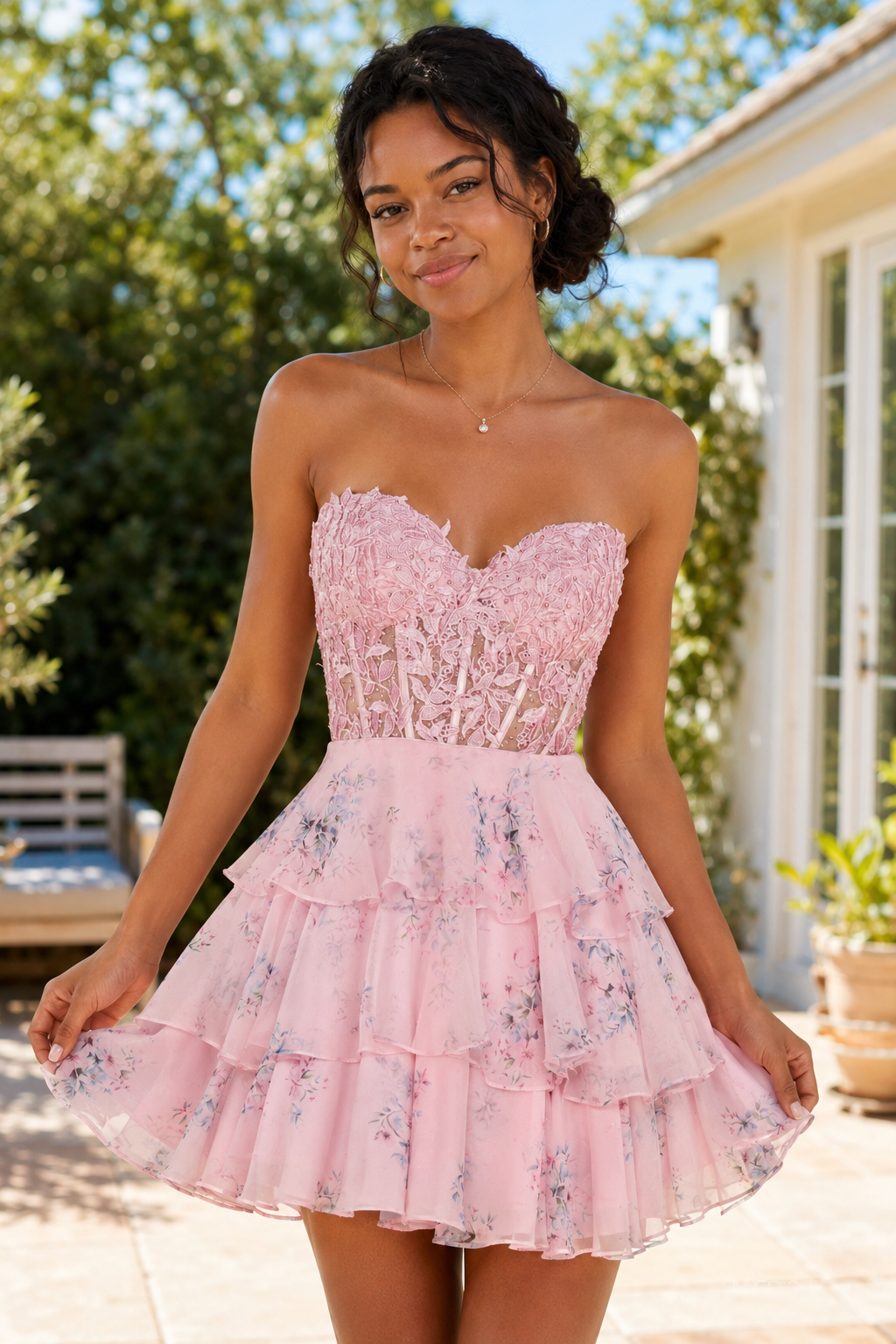 Minivestido floral de encaje sin tirantes con volantes