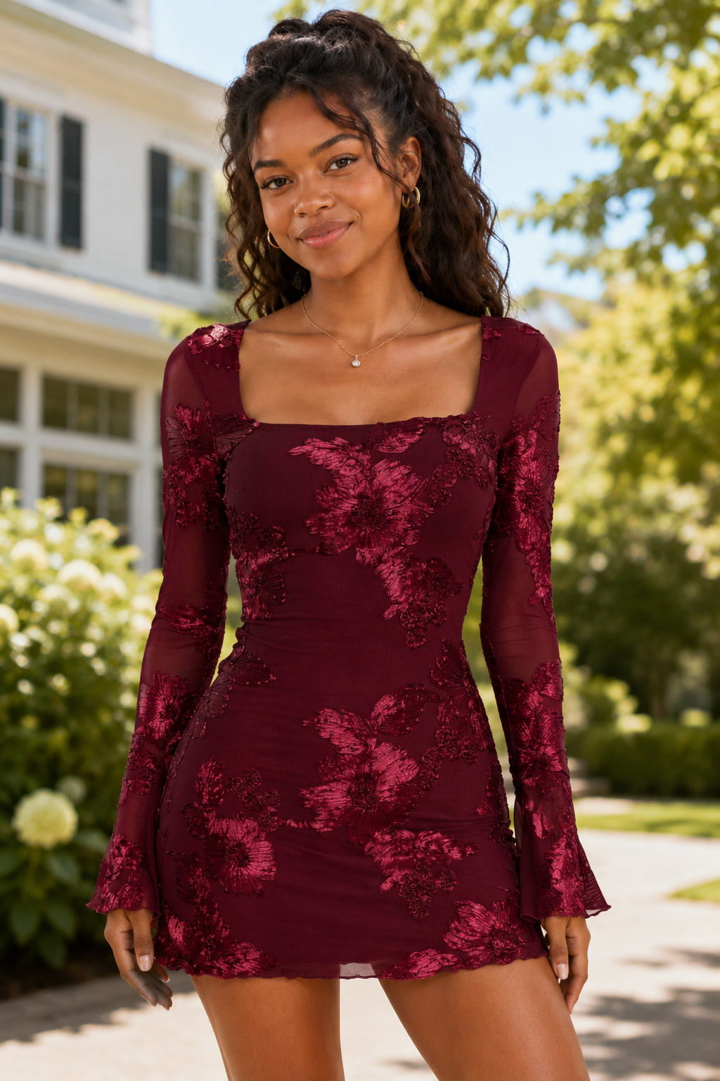 Minivestido de malla floral con cuello cuadrado