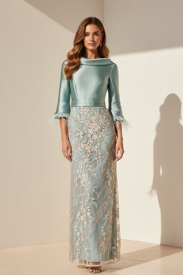 Vestido de mikado y apliques de encaje con puños de plumas