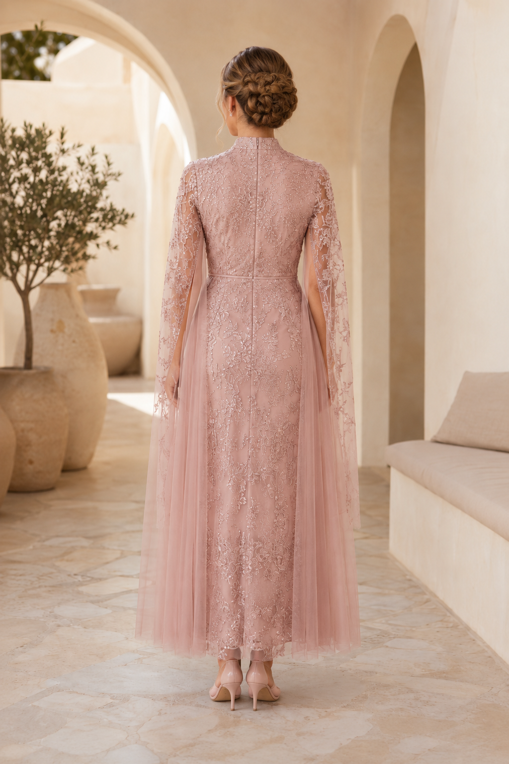 Vestido de noche largo de columna de encaje con cuello alto y capa