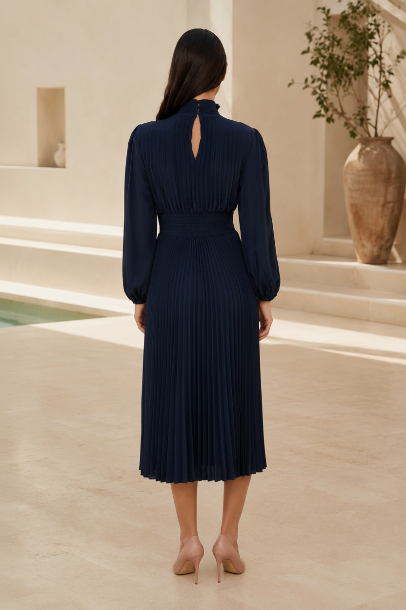 Vestido midi plisado de cuello alto con manga larga