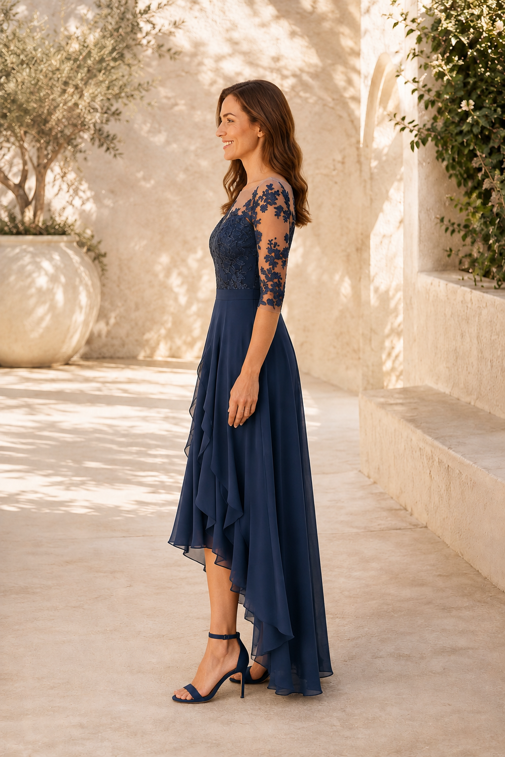 Vestido de Noche con Aplicación de Encaje Ilusión y Falda con Volantes de Corte Asimétrico