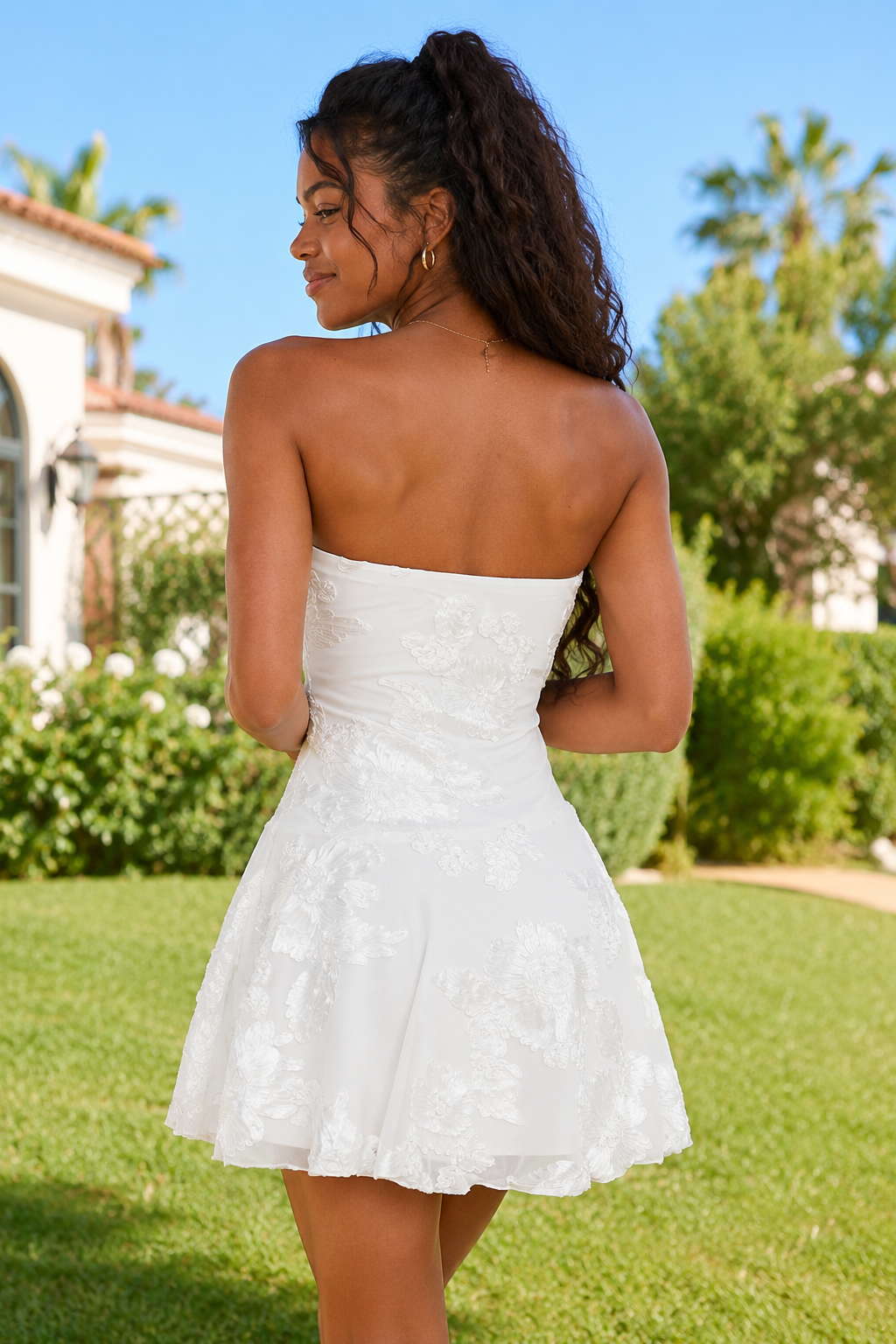 Minivestido con vuelo de encaje y apliques sin tirantes