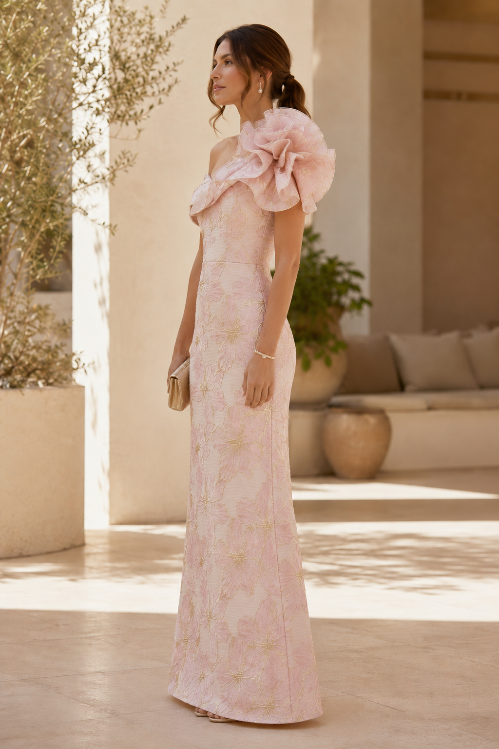 Vestido columna jacquard floral con hombros descubiertos y flor de volantes