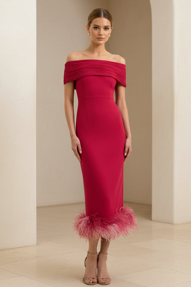 Vestido midi plisado con hombros descubiertos y bajo de plumas