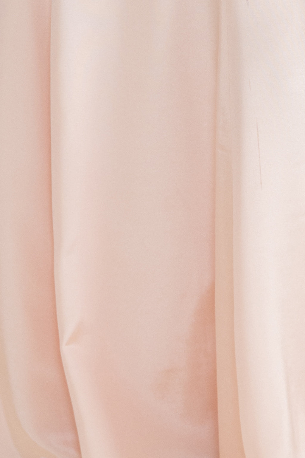 Vestido largo de corte recto con hombros descubiertos