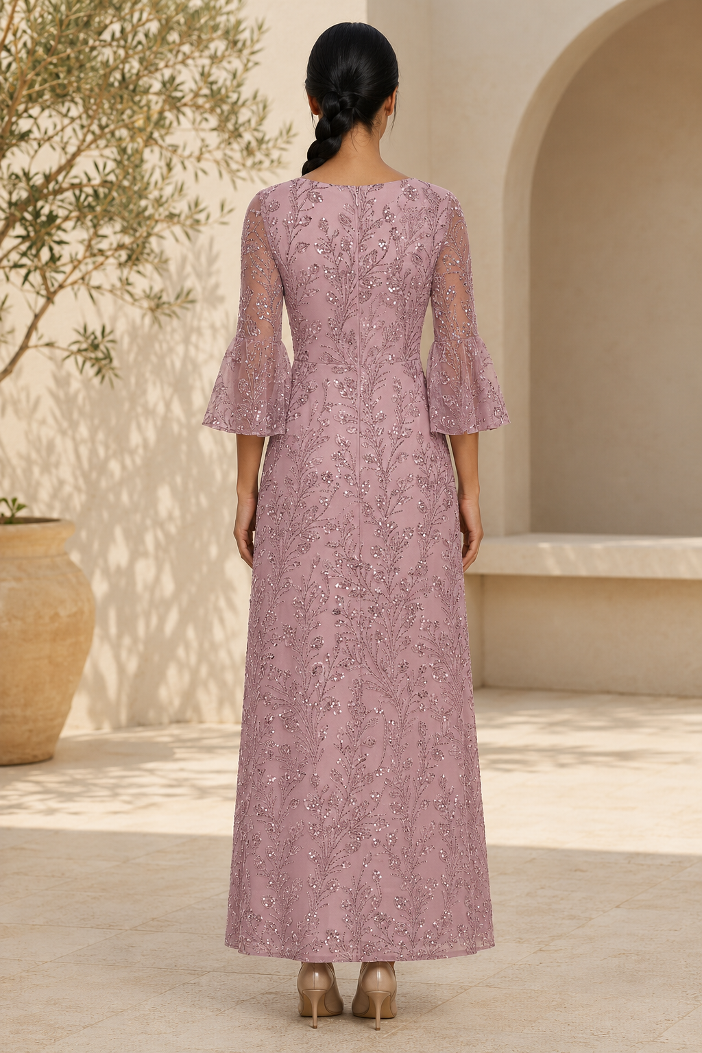 Vestido acampanado con bordado de lentejuelas y mangas acampanadas