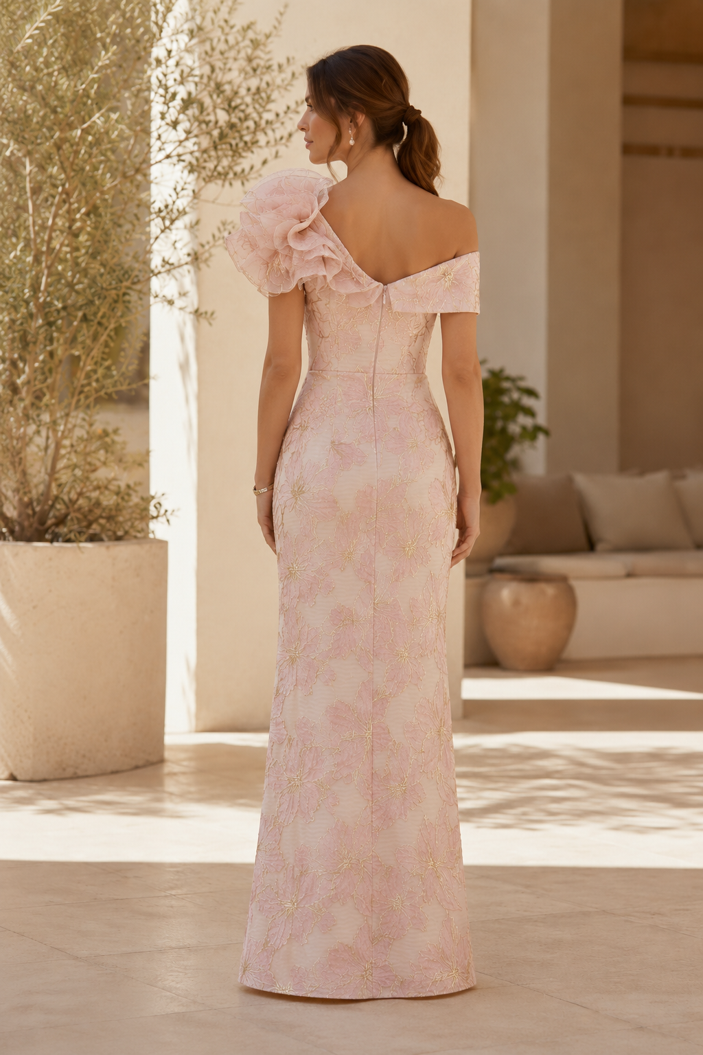 Vestido columna jacquard floral con hombros descubiertos y flor de volantes